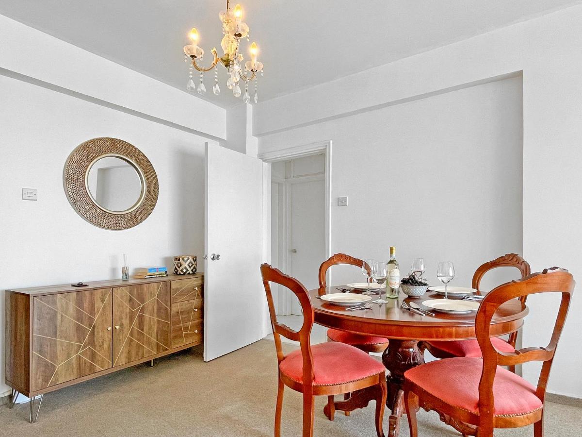 2Br Seafront Apt In City Center With Community Pool Lárnaca Exterior foto